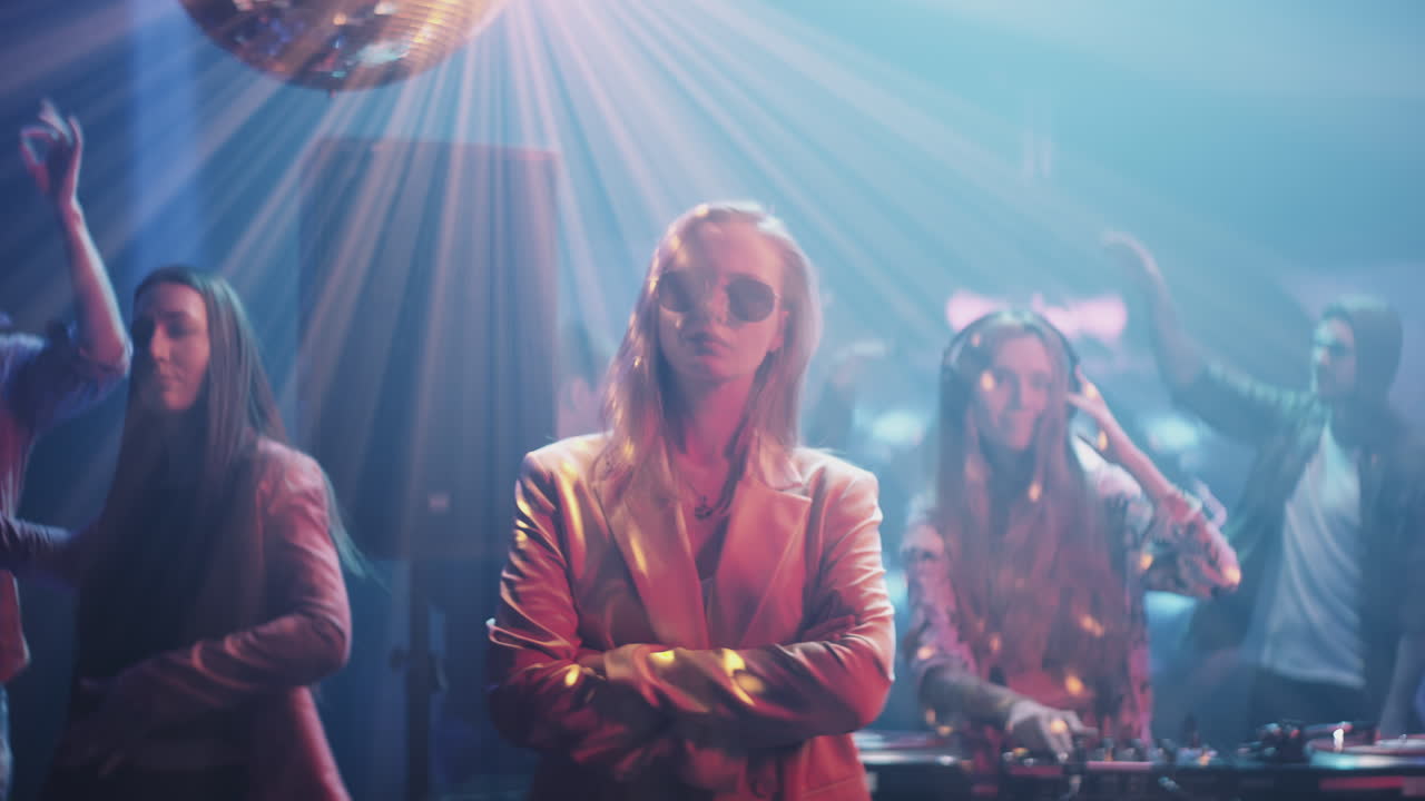 la escena de la fiesta en el club nocturno