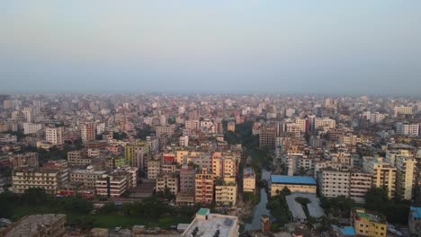 Vista-Aérea-Sobre-El-Denso-Paisaje-Urbano-Metropolitano-En-Asia-Contra-Cielos-Brumosos