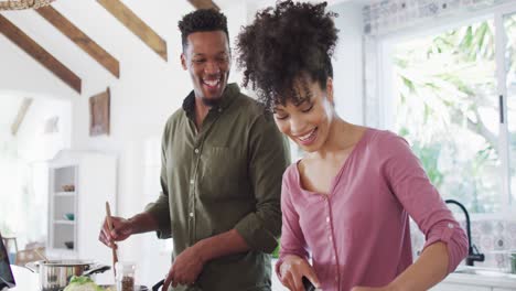 Feliz-Pareja-Afroamericana-Cocinando-Y-Hablando-En-La-Cocina