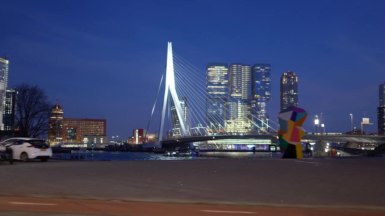 Conduciendo por un puente fluvial en una gran ciudad de noche