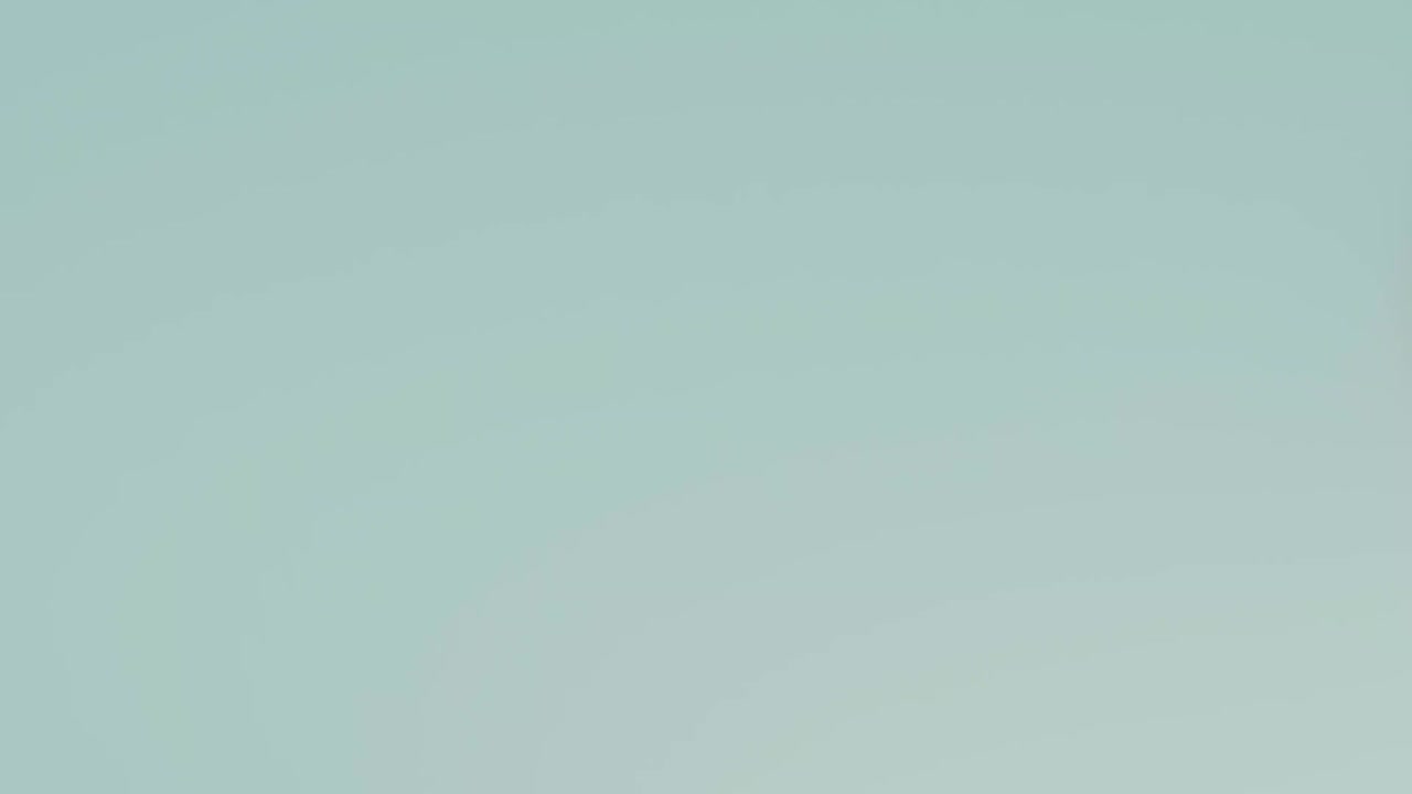 안에 달러 동전이 떨어지는 귀여운 돼지 은행