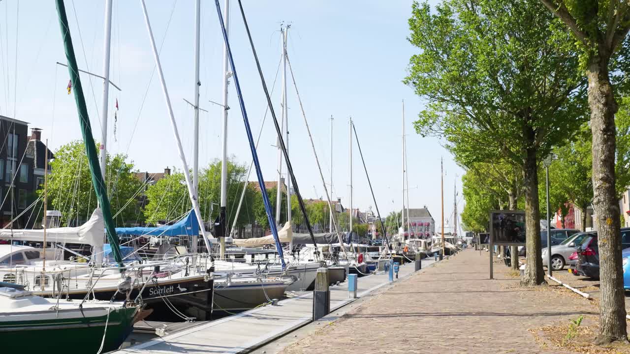 배 와 요트 가 있는 운하 도시 항구