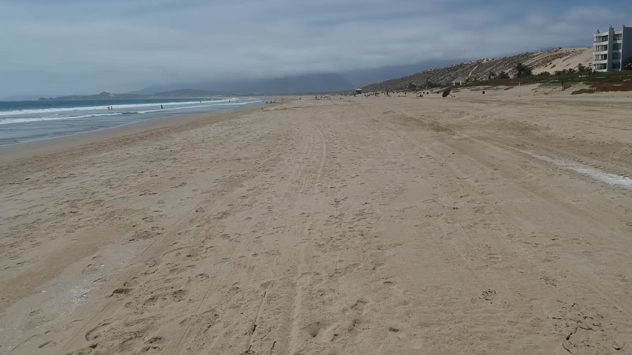 모래 위로 앞으로 나아가는 공중 촬영