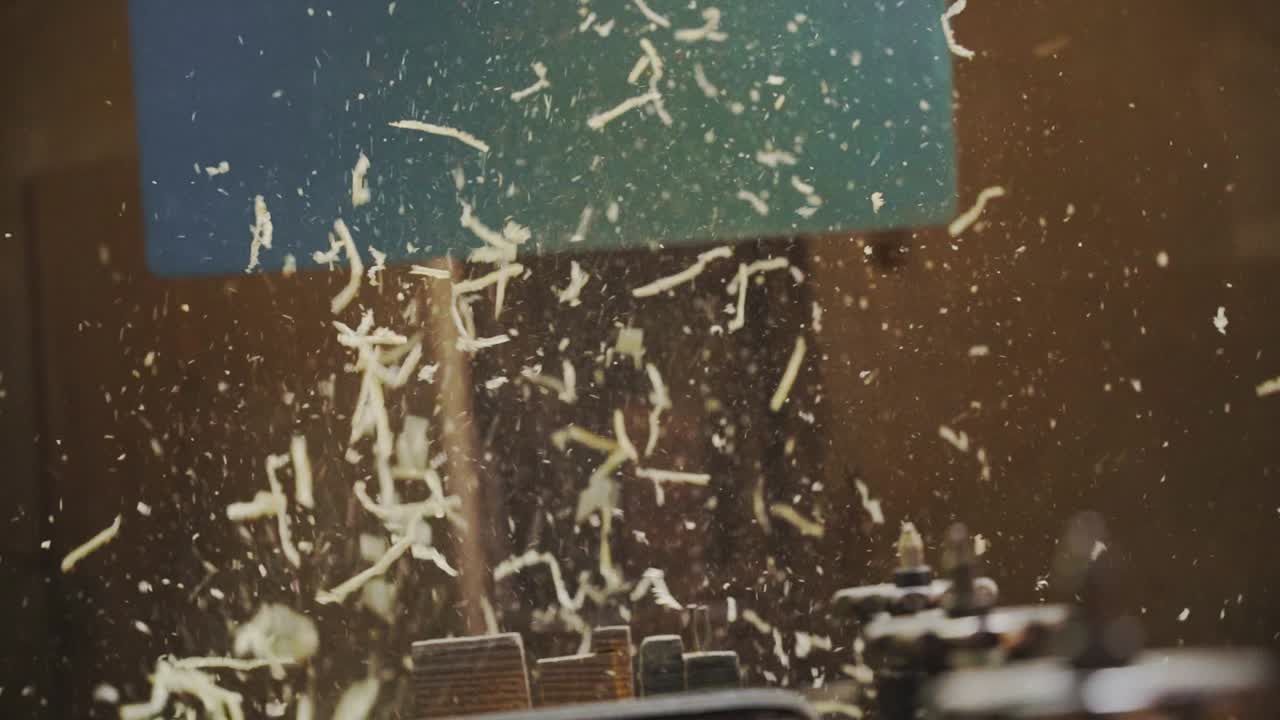 기계에 의해 톱밥으로 변하는 나무 판자