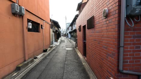 은 도시 골목길을 가로질러 진행