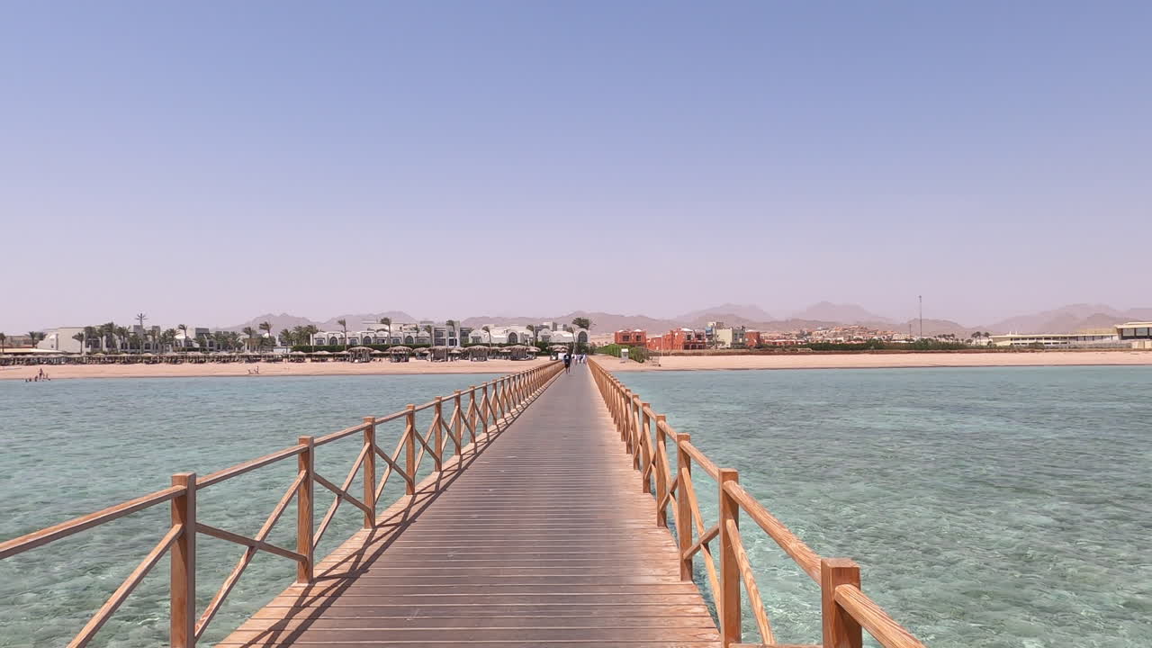Pontile in legno sopra un mare tropicale turchese, Sharm El Sheikh, panoramica.