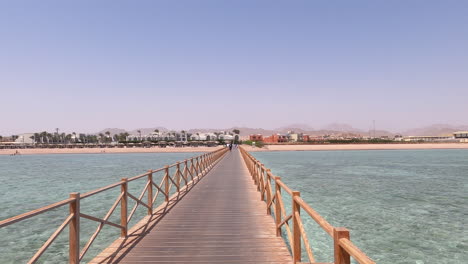 puente de madera sobre el mar tropical turquesa, sharm el sheikh, pan