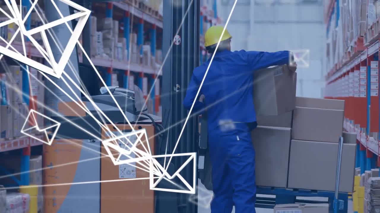 animación de una red de mensajes sobre un trabajador caucásico apilando cajas en una carretilla elevadora en un almacén