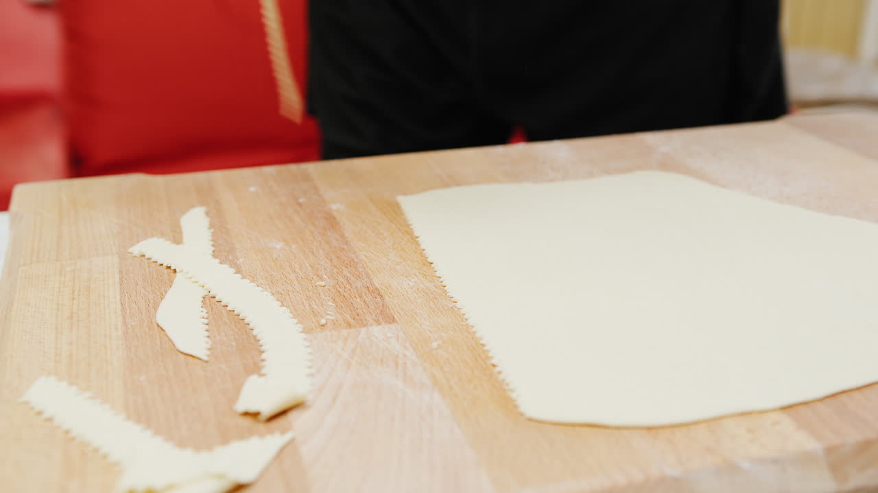 En mand laver en typisk pasta ret fra Apulien på et træskærebræt