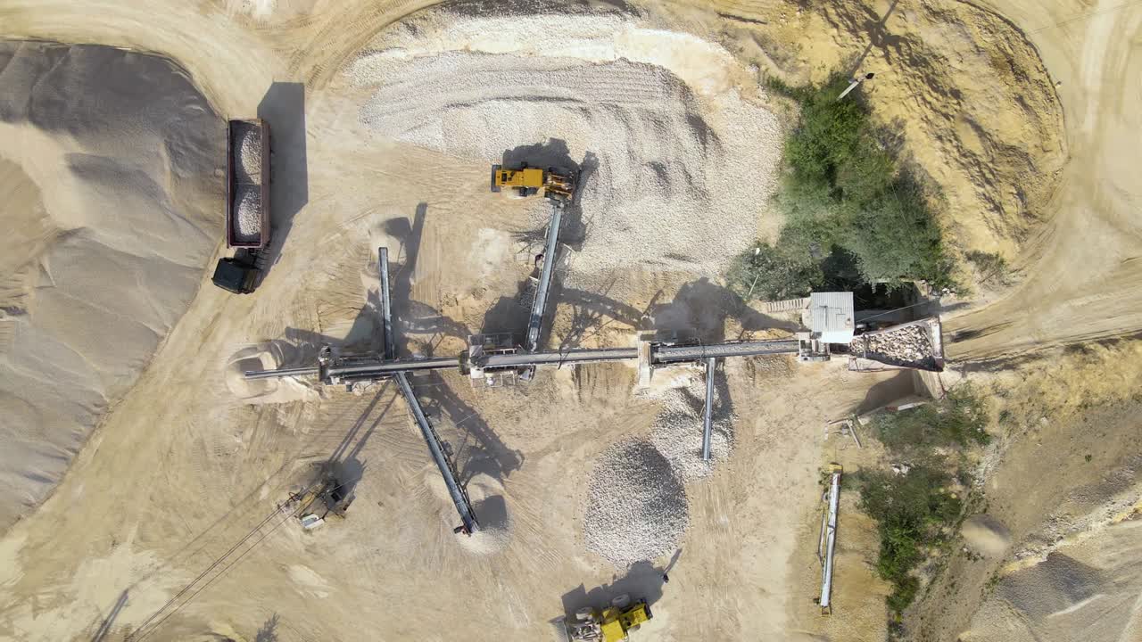 minería a cielo abierto de materiales de piedra de arena de construcción con excavadoras y camiones de descarga en cinta transportadora.