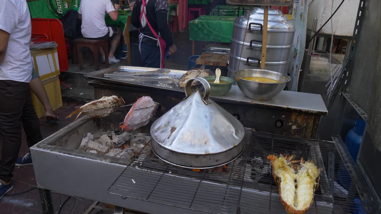 mercado de pescado asiático de tailandia restaurante de comida callejera cocina pescado y langosta a la parrilla barbacoa hornear