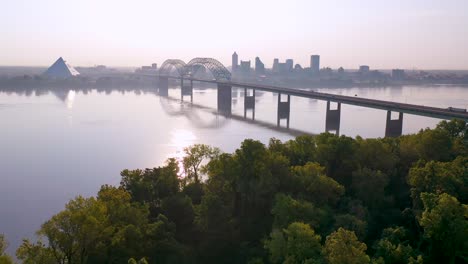 Buenos-Días-Temprano-En-El-Horizonte-De-La-Antena-Y-El-Distrito-De-Negocios-De-Memphis,-Tennessee,-Cruzando-El-Río-Mississippi-Con-El-Puente-Hernando-De-Soto-En-Primer-Plano-1