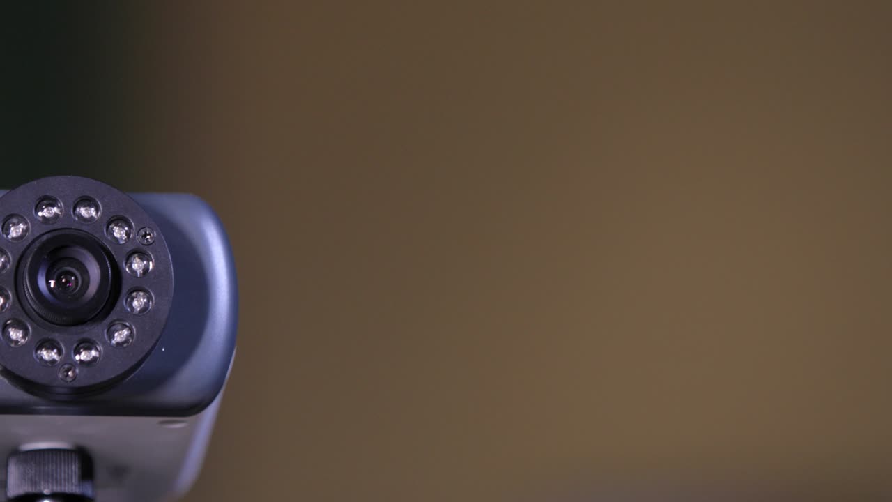 cámara de cctv de seguridad en un edificio de oficinas foto de stock