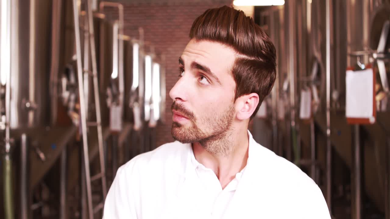 un trabajador de una cervecería sonriente tomando notas en el clipboard