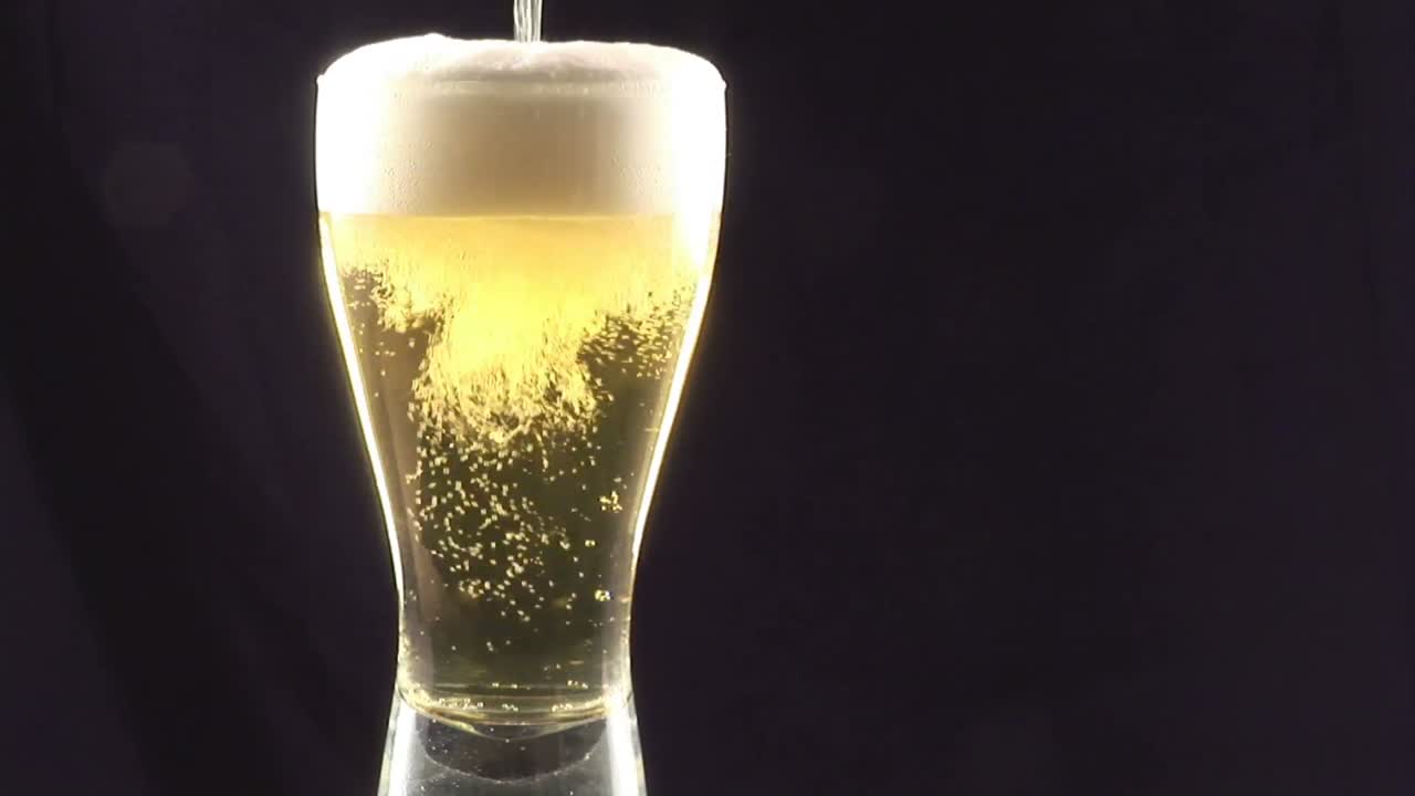 imágenes de stock vertiendo cerveza en un vaso