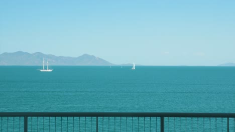 Vista-Al-Mar-Desde-El-Balcón-En-Isla-Magnética,-Norte-De-Queensland