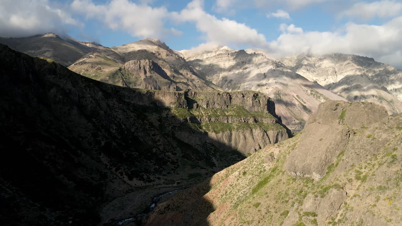 vista aérea de las áridas montañas de la zona central en la región de maule de chile en un día soleado