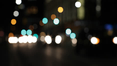 Bokeh-Colorido-De-Luces-De-Auto-En-La-Calle-Por-La-Noche-4k