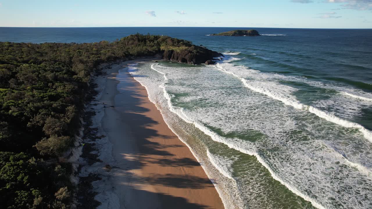 Onde oceaniche sulla spiaggia Dreamtime a Fingal Head, NSW, Australia - Ripresa con drone