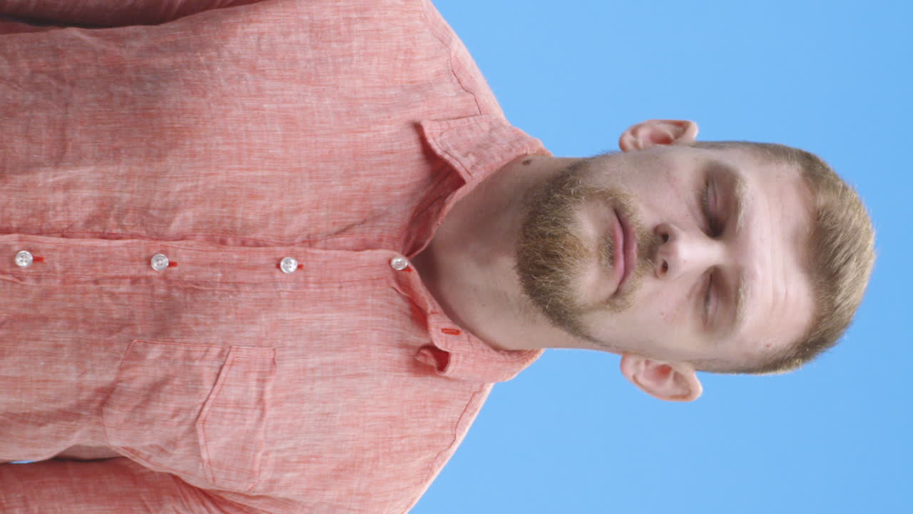 hombre cubriendo la boca