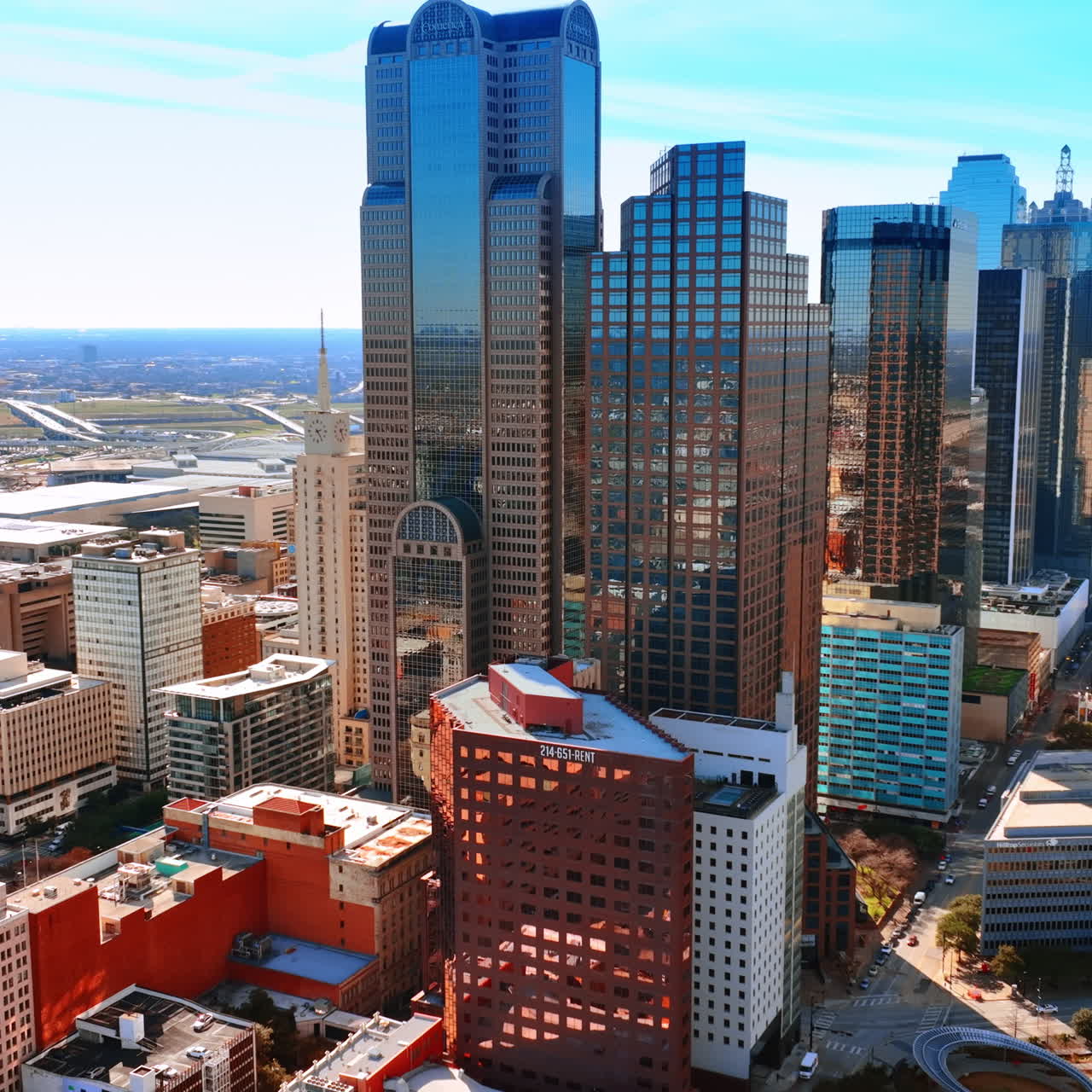 Splendide facciate a specchio di grattacieli nel quartiere uptown di Dallas, Texas, USA. Paesaggio urbano soleggiato ripreso da drone.