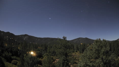 lapso de tiempo de rastros de estrellas y puesta de luna llena sobre pine mountain club california 1