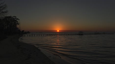 Der-Sonnenuntergang-Nähert-Sich-über-Der-Mobile-Bay,-Während-Fischer-Auf-Ihrem-Boot-Fahren