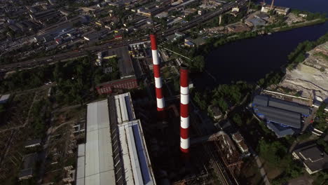 Schornstein-Auf-Industrieanlage-In-Der-Stadt.-Luftaufnahme-Von-Industrierohren-Auf-Fabrikgelände