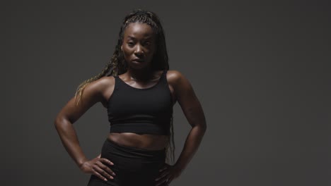 portrait de studio en pleine longueur d'une jeune femme portant des vêtements de fitness pour l'exercice