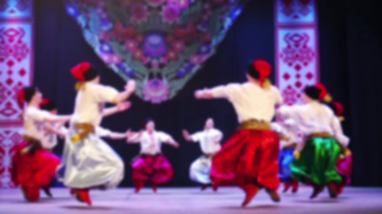 Tarian nasional Ukraina. Tidak fokus. Gerak lambat