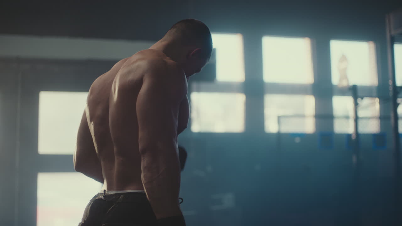 hombre trabajando en el gimnasio