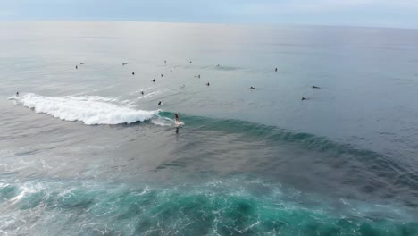 Toma-Aérea-De-Surfistas-Montando-Olas-épicas-Del-Océano-En-Sri-Lanka