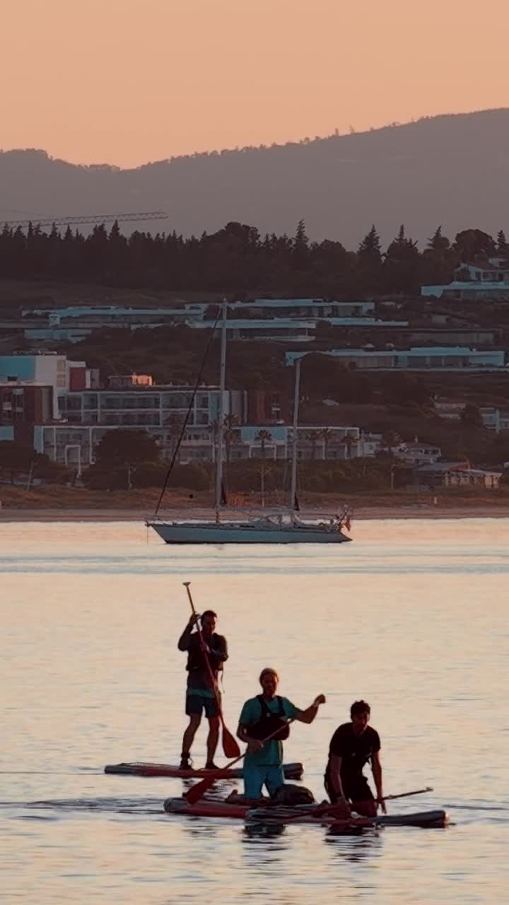 Paddleboarding i solnedgangen ud for Portugals kyst