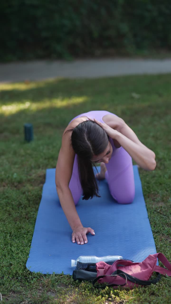 mujer practicando yoga al aire libre