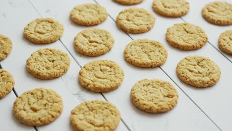 galletas de avena saludables en la vista lateral de fondo de madera blanca