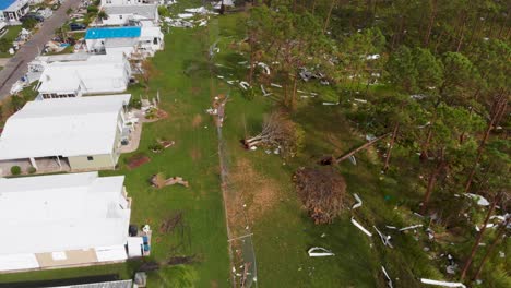 video de dron de 4k de escombros en el bosque de casas destruidas por el huracán ian en puerto norte, florida - 18