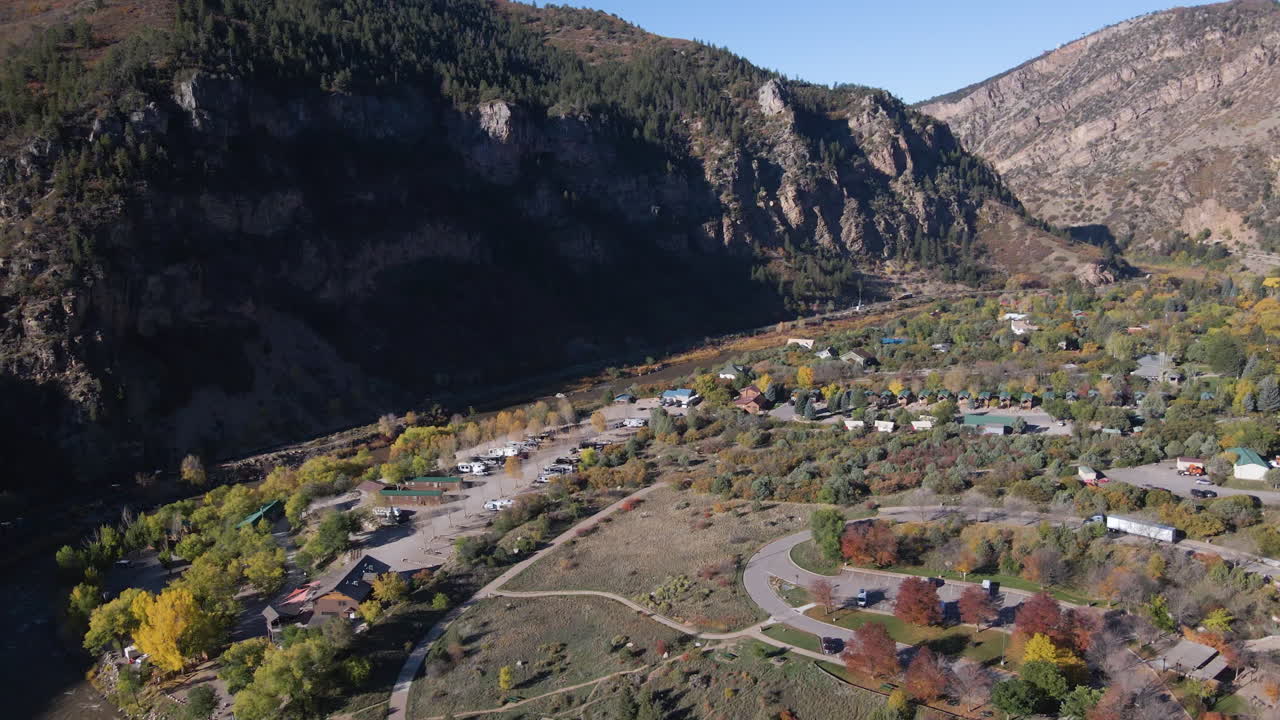 콜로라도 주 글렌우드 스프링스 의 산 들 과 강변 에 있는 콜로라도 강 의 산 들 과 rv 공원 의 항공 전망