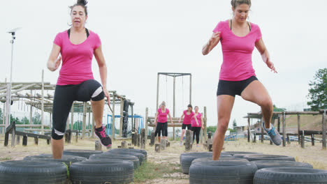 Amigas-Disfrutando-De-Hacer-Ejercicio-Juntos-En-El-Campo-De-Entrenamiento