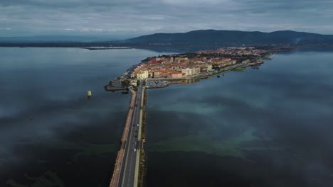 奧貝特洛湖 (orbetello lagoon) 位於意大利托斯卡尼 (tuscany) 地區,靠近阿根廷山 (monte argentario) 和馬雷瑪自然公園 (maremma nature park) 的古老島<unk>