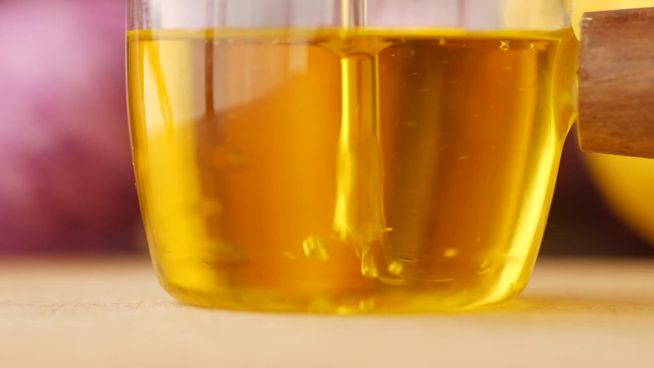 Vaso di vetro con olio giallo