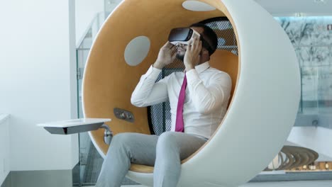 joven empresario en auriculares de realidad virtual