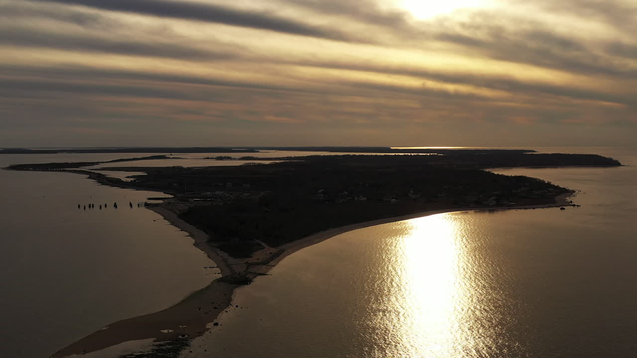 Et luftfoto over den østlige ende af Orient Point, Long Island ved solnedgang.