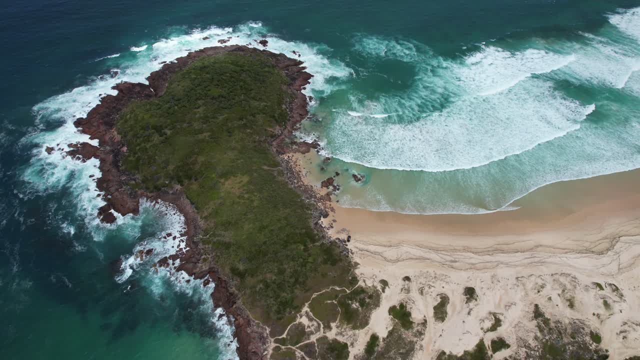 onde oceaniche sulla spiaggia di dark point e wanderrabah - luogo aborigeno nel parco nazionale di myall lakes, nsw, australia