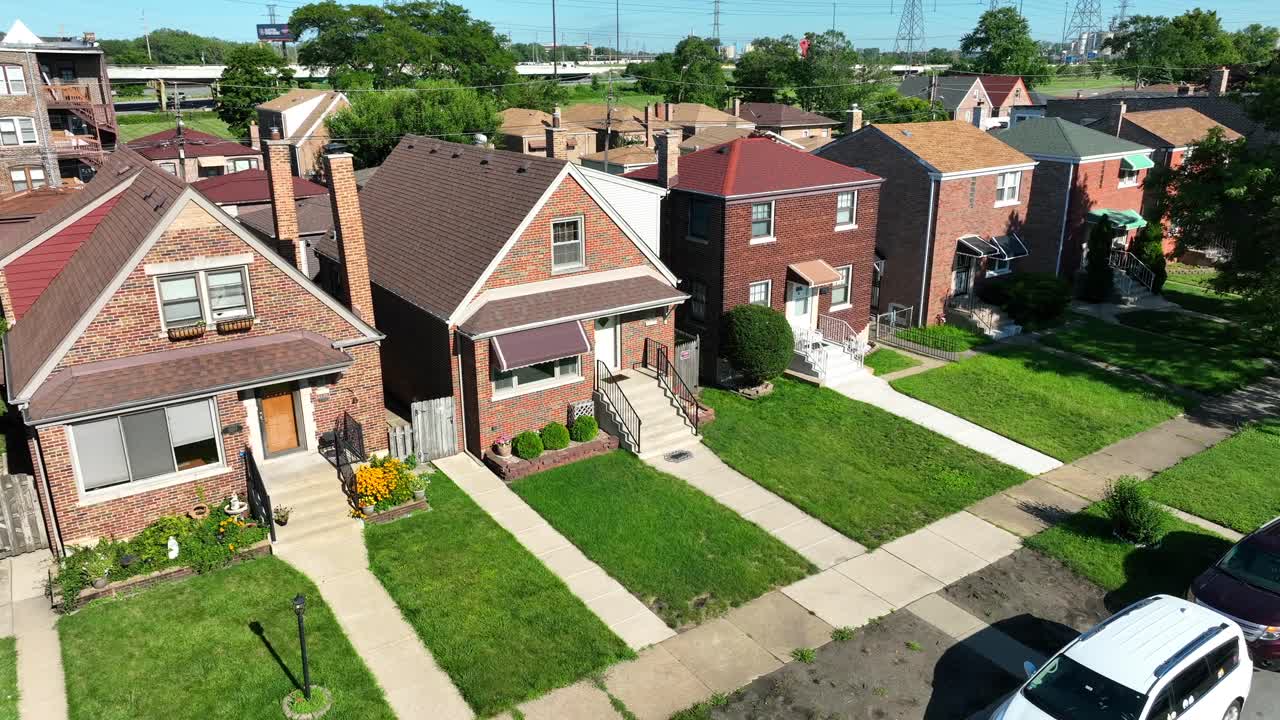 casas y hogares estadounidenses en los suburbios de la ciudad