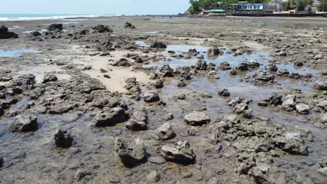 panorámica sobre piscinas de marea al lado de la playa con aguas cristalinas durante la marea baja.