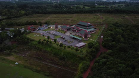 imágenes de drones de la mezquita masjid cina melaka durante la puesta de sol en malasia