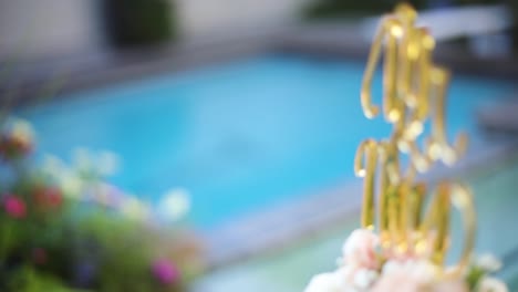 toma manual en cámara lenta de las decoraciones en la parte superior de un pastel de bodas que se enfoca lentamente
