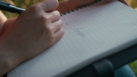 persona que escribe en un cuaderno