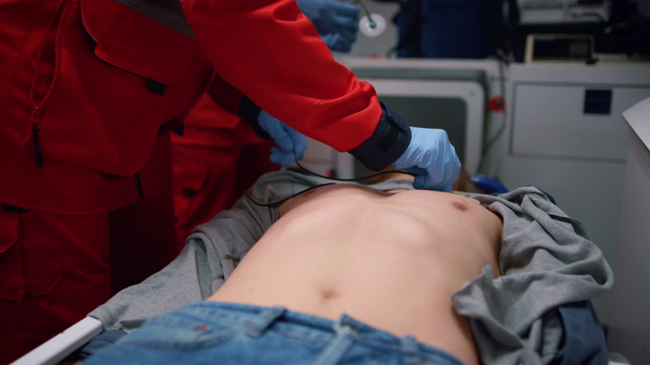 구급차 에서 환자 를 구하는 구급대원 들 의 팀