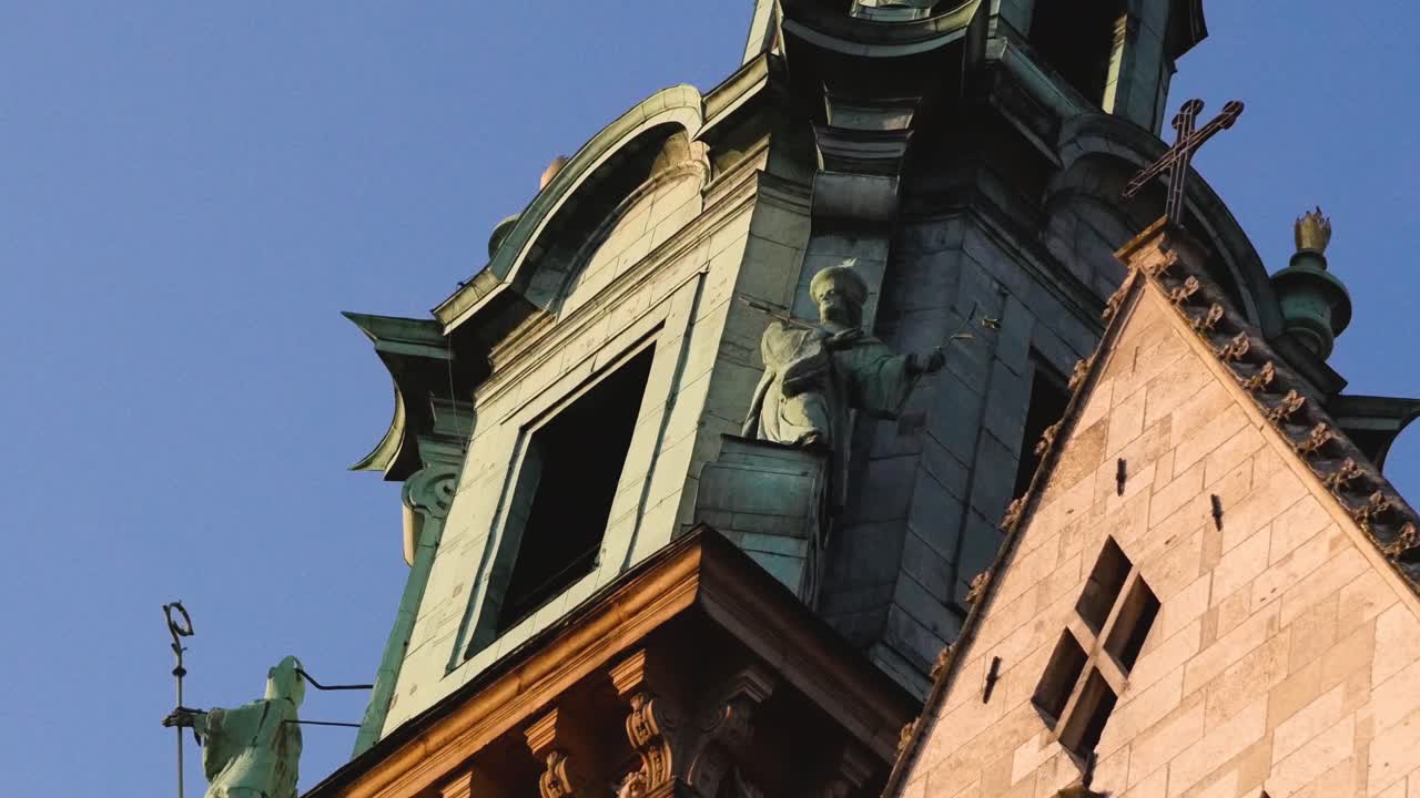 Primo piano di un campanile con statue